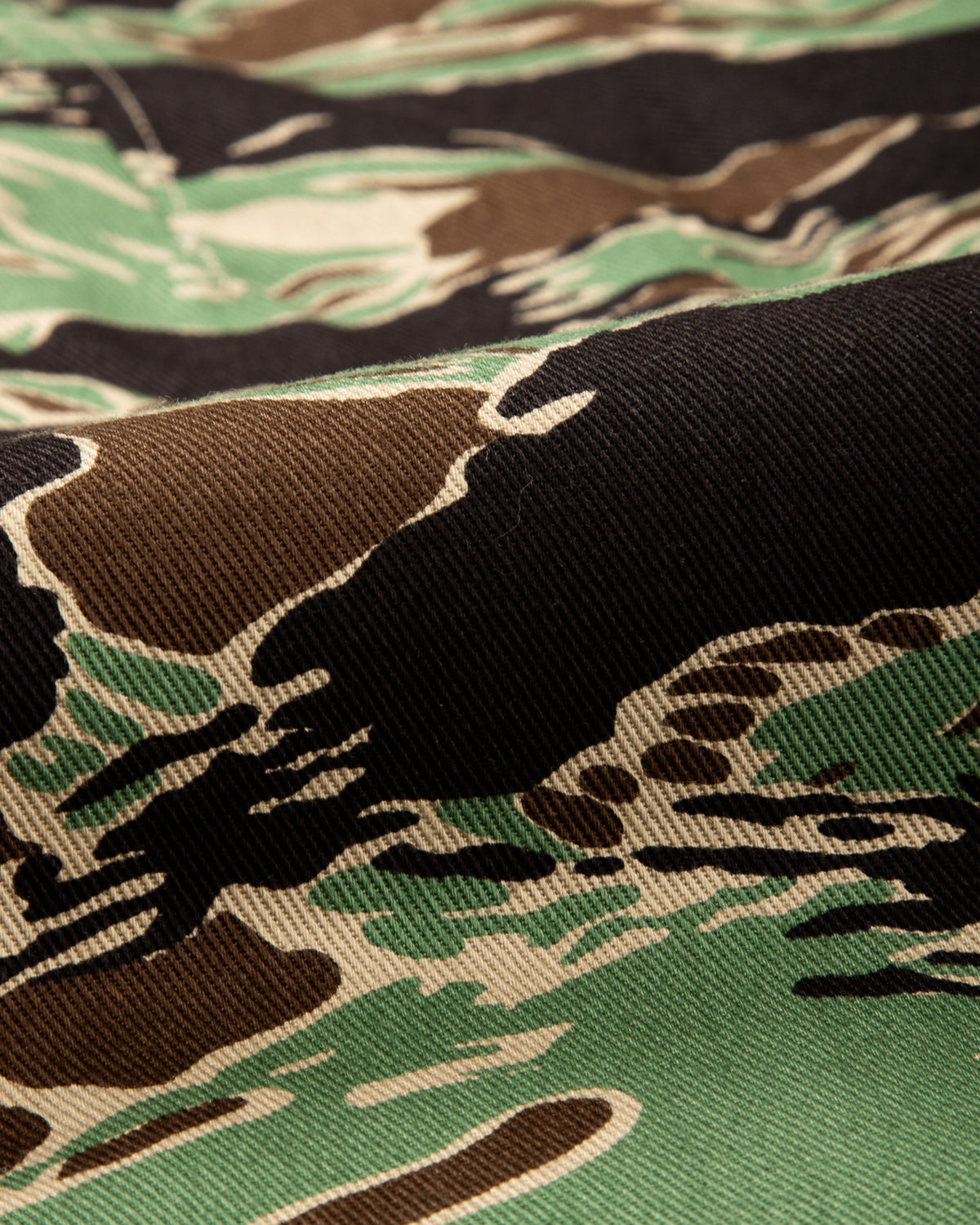 The Real McCoy's Tiger Camouflage Swim Shorts / John Wayne - Green - Standard & Strange
